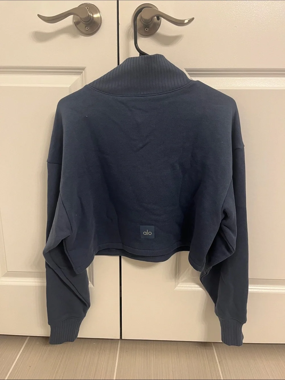 ALO Yoga Cropped mock neck sweatshirt